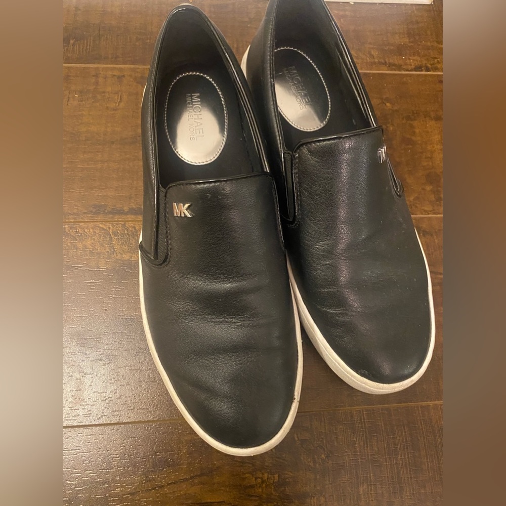 Sneakers size 7